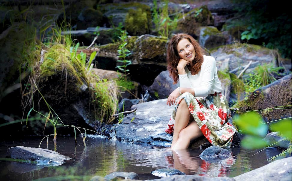 Kateřina Jiroušková sedící u vody