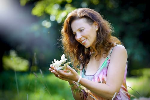 osobní fotka s květinou v ruce